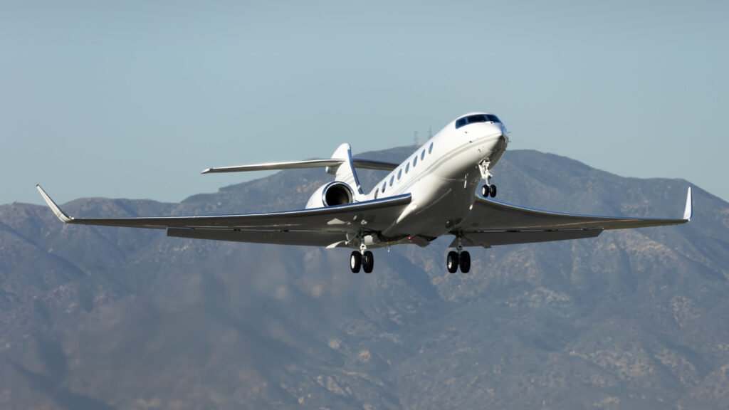 gulfstream g650 taking off